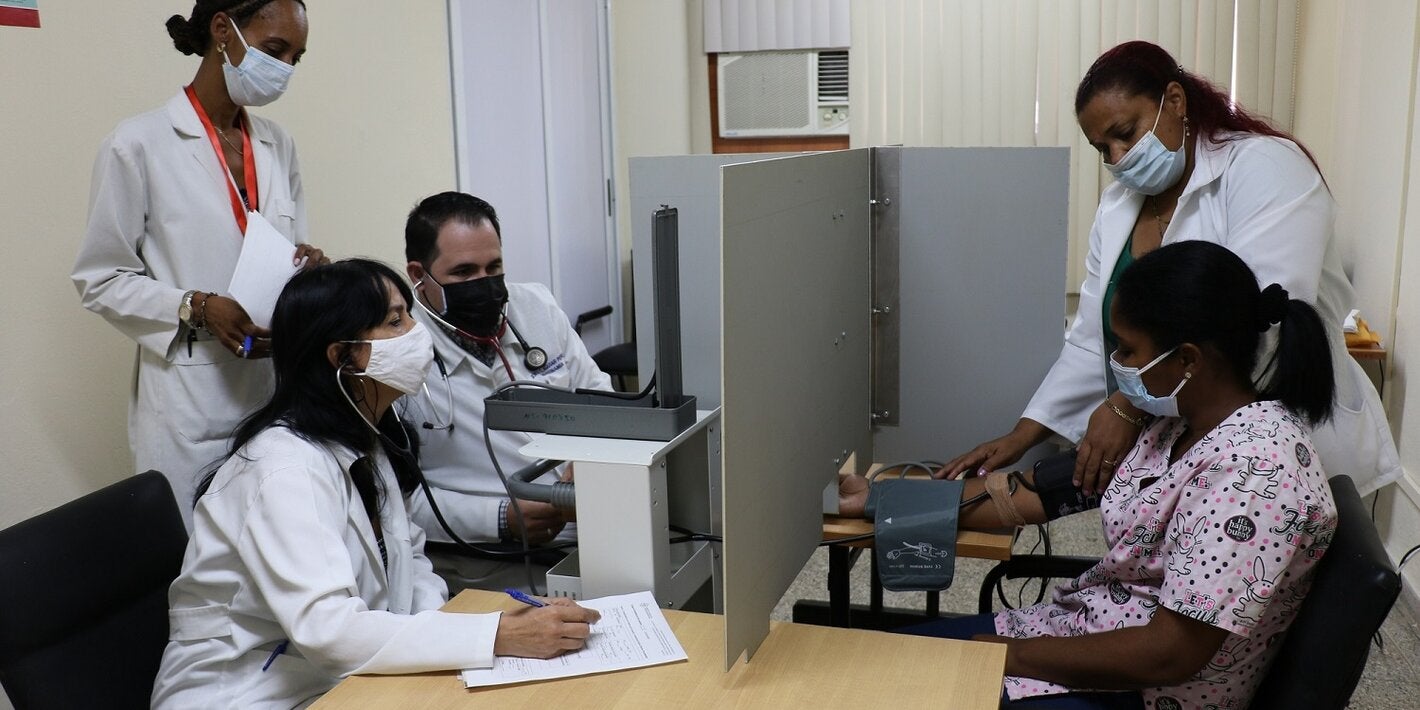 Validación de esfigmomanómetro con la iniciativa HEARTS