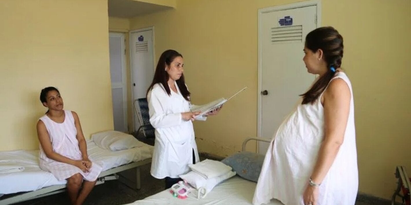 mujer embarazada consulta medica