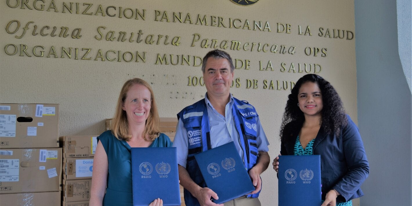 Autoridades de USAID, Ministerio de Salud y OPS RD durante entrega.