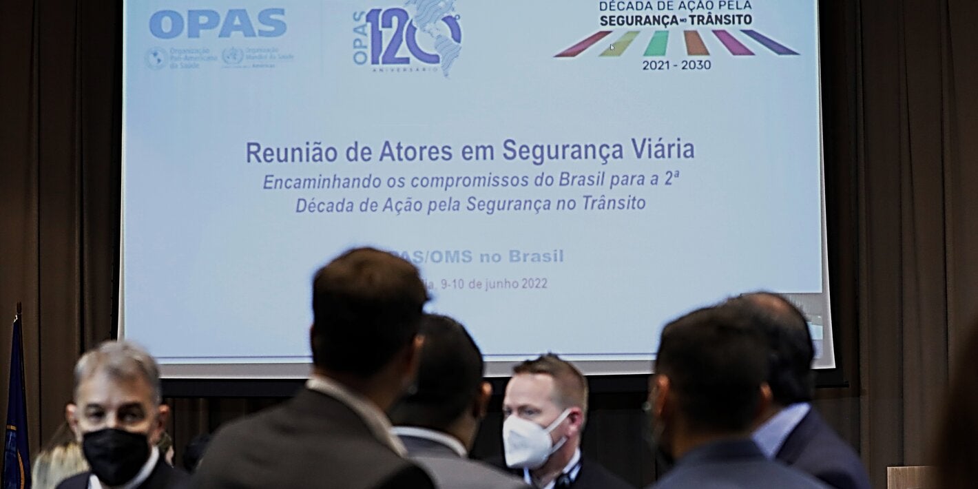 imagen de varios de los participantes en la reuniónc on el título de la reunión proyectado en una pantalla