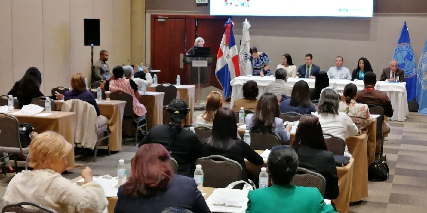 Autoridades de Salud y OPS durante seminario.