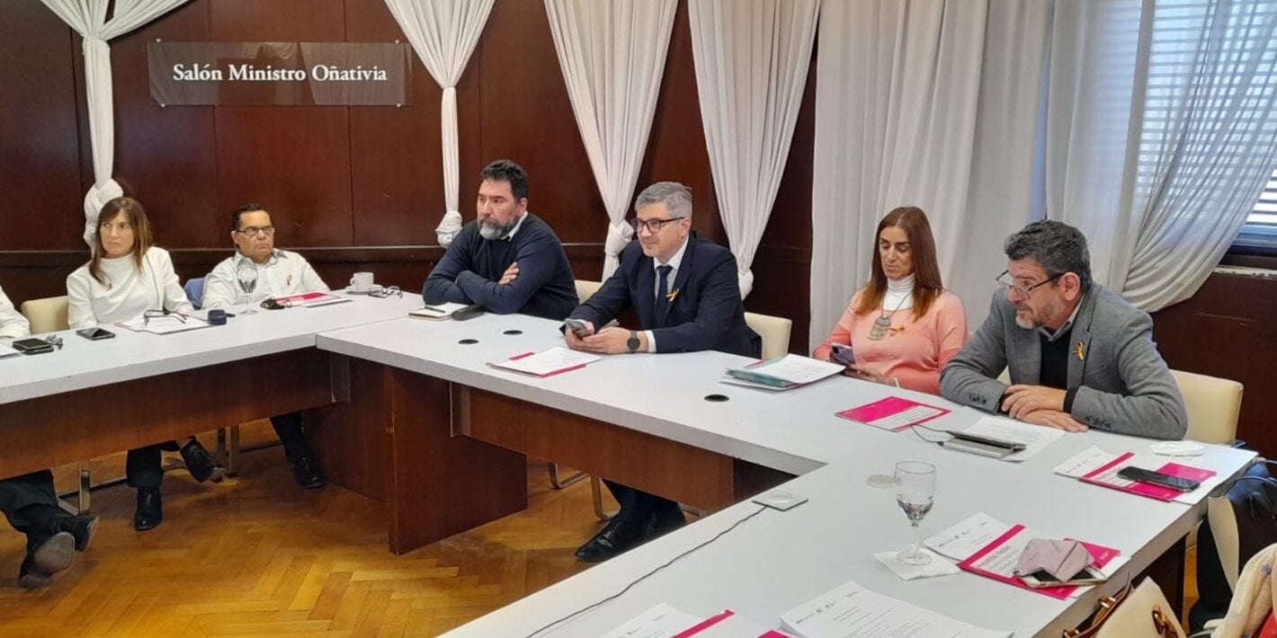 El consultor de OPS/OMS en Argentina, Marcelo Vila, junto a autoridades del ministerio de Salud de la Nación en la jornada de cierre de las actividades