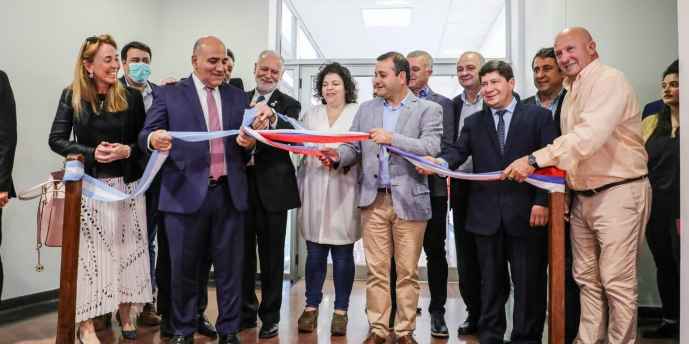 La representante de OPS/OMS en Argentina, Eva Jané Llopis, junto a autoridades durante la inauguración del Campus