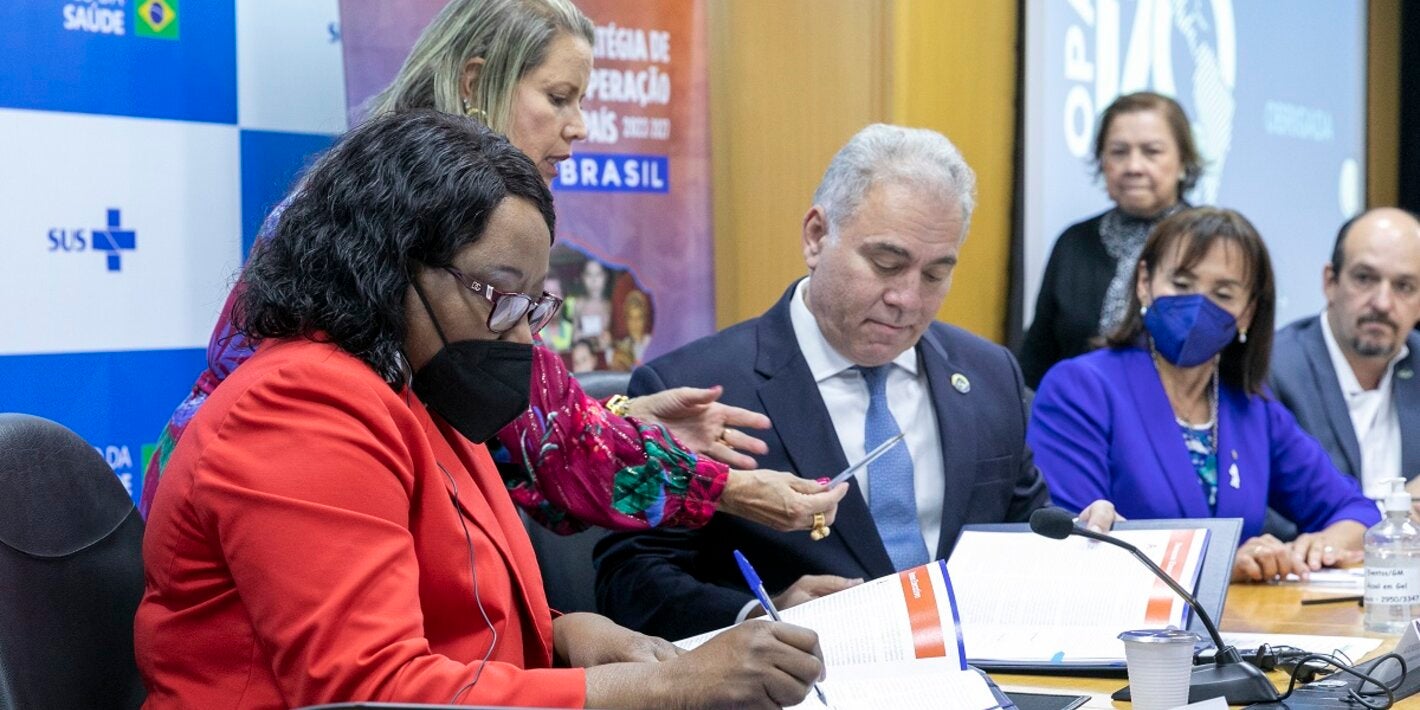 Momento de assinatura da estratégia de cooperação pela diretora da OPAS/OMS e o ministro da Saúde do Brasil