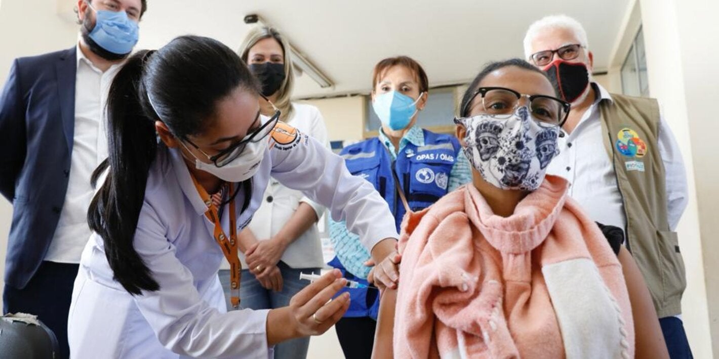 Mulher é vacinada em ação do Imuniza Estrutural