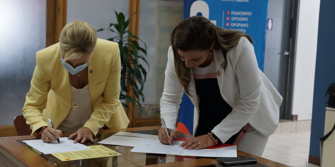 Firma del acta de entrega de donación