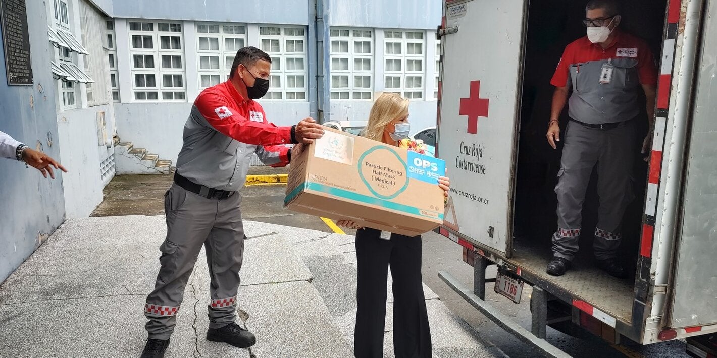 Entrega de equipo de proteccion personal a Cruz Roja