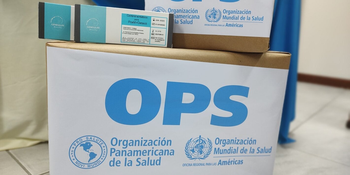 Entrega de cajas con insumos donados