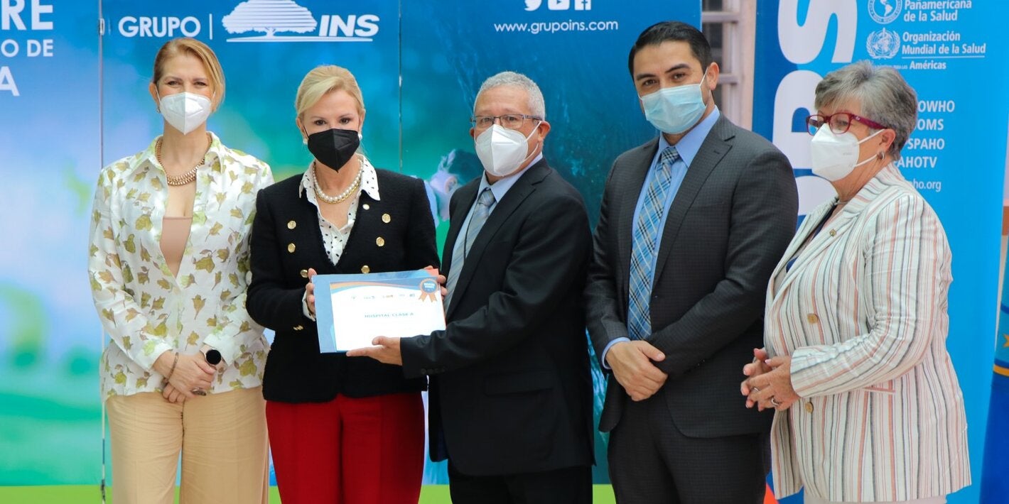 Entrega de reconocimiento a autoridades del INS