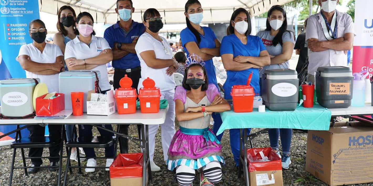 Personal de la jornada de vacunacion en compañia de la payasita Lulu