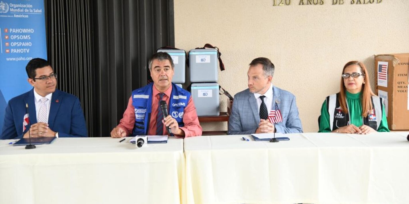 Autoridades durante entrega de cadena de frío. 