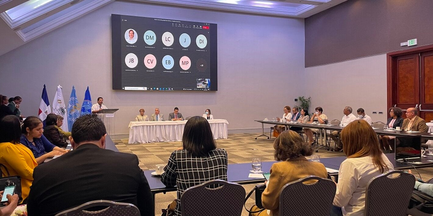 Autoridades de salud durante lanzamiento 3era fase.