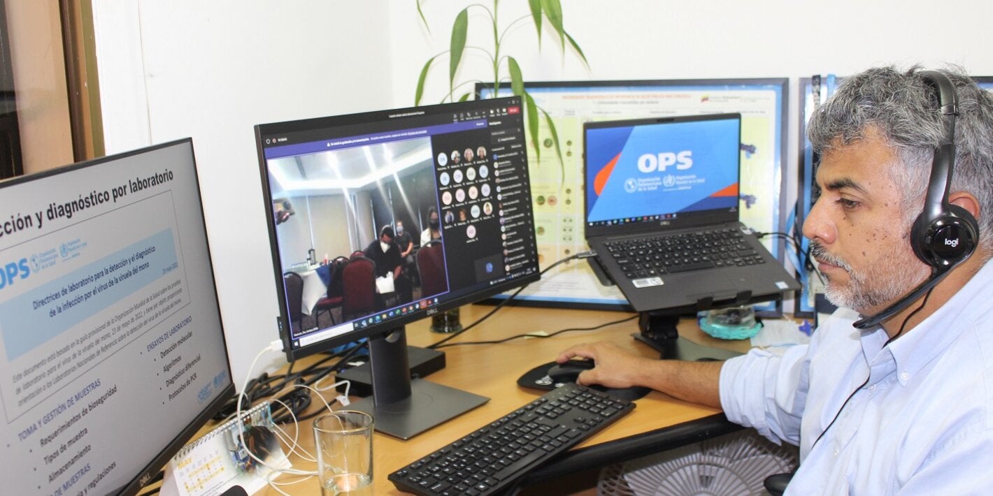 El doctor Franklin Hernández realiza la presentación sobre viruela símica