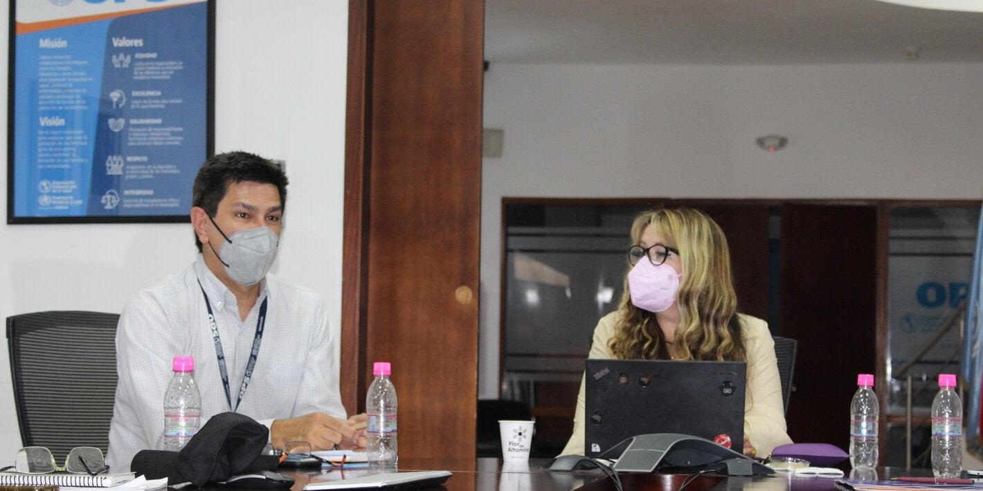 Carlos Torres, asesor de Inmunizaciones de la OPS, junto a María Viki Zabaleta, quien preside el Comité Nacional de Sarampión