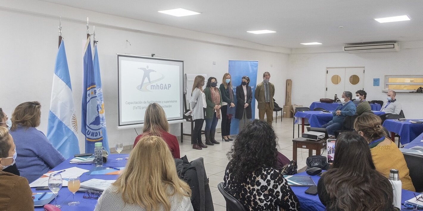 La representante de la OPS/OMS en Argentina, Eva Jané Llopis, junto a la ministra de Salud, Carla Vizzotti; la consultora en Salud Mental de OPS Argentina, Liliana Urbina; y el asesor regional de Salud Mental para Suramérica de la OPS/OMS, Matías Irarrazaval.