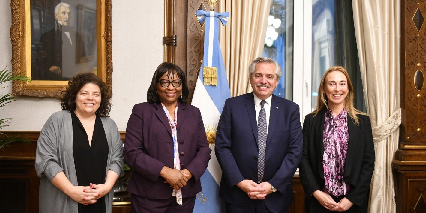 La Directora de la OPS, Carissa F. Etienne, junto al presidente de Argentina, Alberto Fernández; la ministra de Salud, Carla Vizzotti; y la representante de OPS/OMS en Argentina, Eva Jané Llopis.