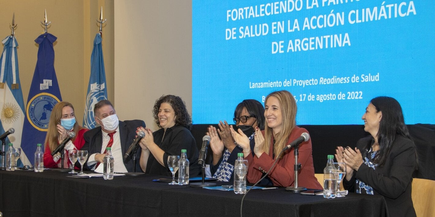 La Directora de la OPS, Carissa F. Etienne, junto a las demás autoridades durante el lanzamiento