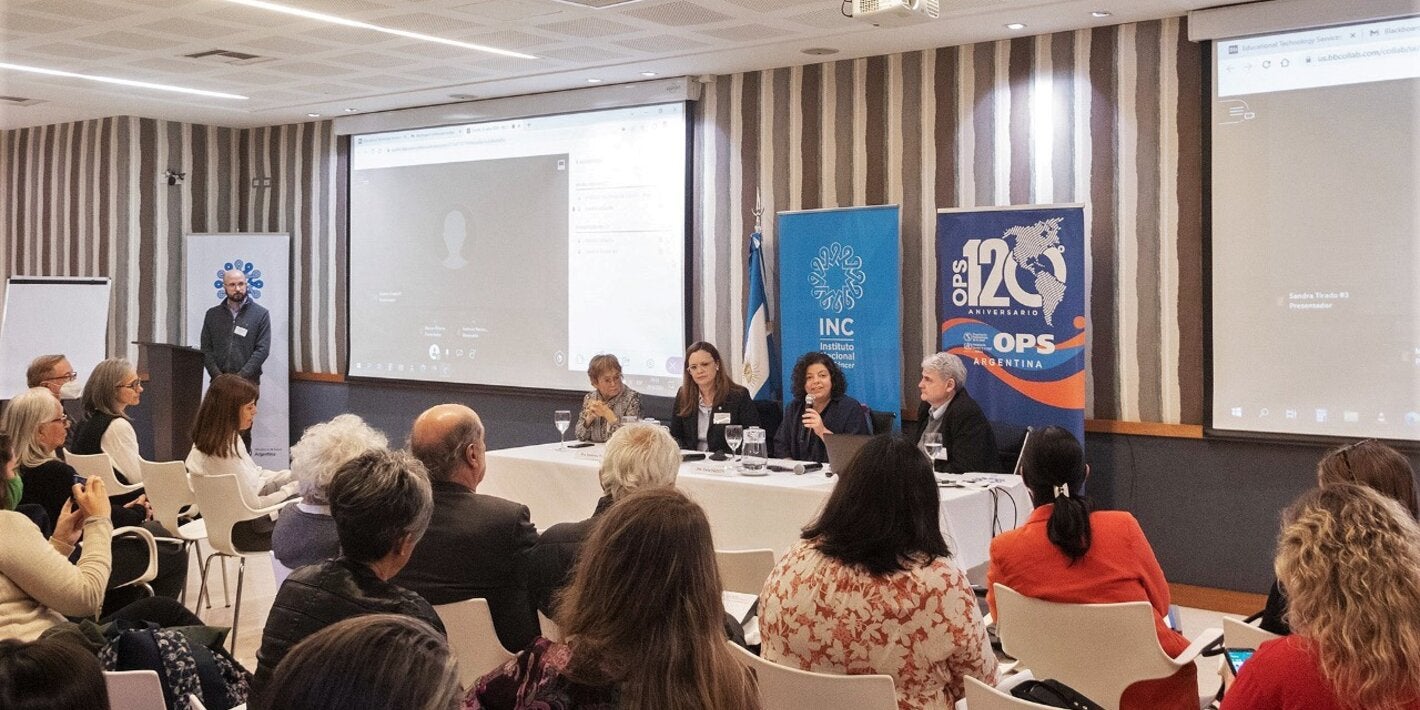 La ministra de Salud, Carla Vizzotti, junto a Sebastián Laspiur, el Consultor nacional de Enfermedades No Transmisibles de OPS en Argentina, y otras autoridades, durante la apertura de las jornadas