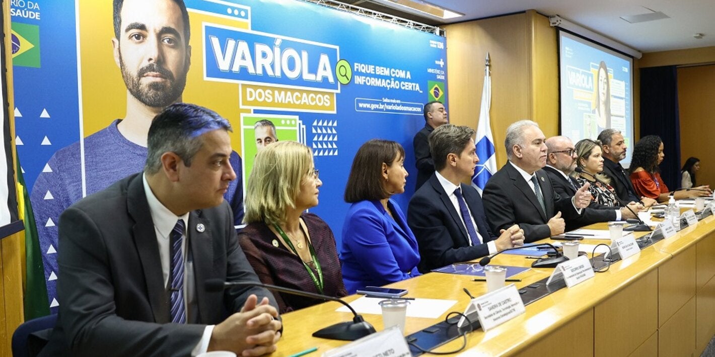 Mesa da cerimônia de lançamento da campanha de prevenção à varíola dos macacos