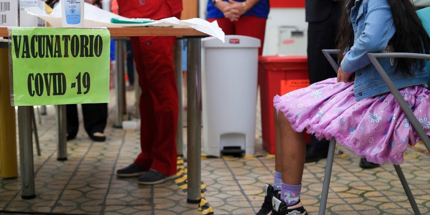 Niña en vacunatorio de COVID-19