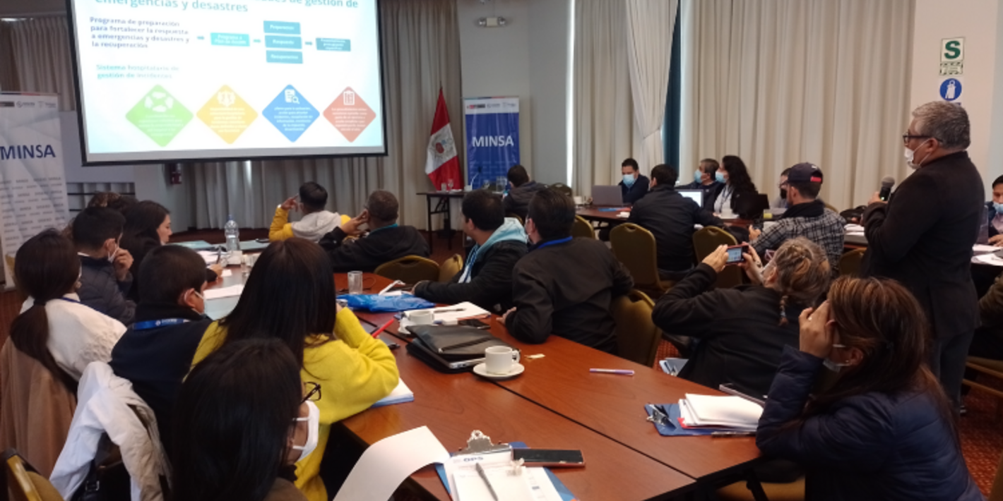 Participantes viendo exposición del curso