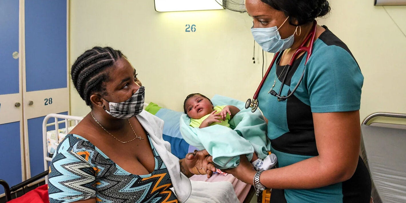 Madre con recién nacido en centro de salud