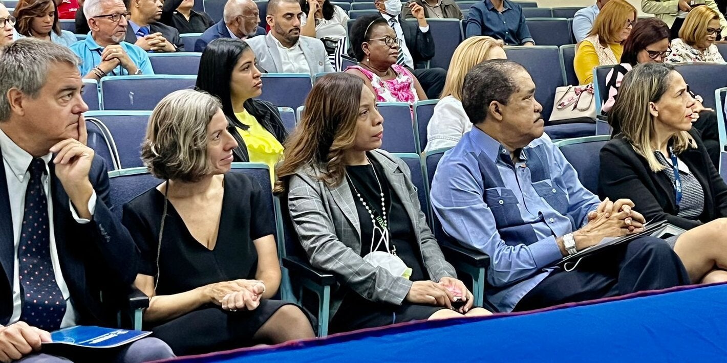 Autoridades de salud mental y OPS durante foro.