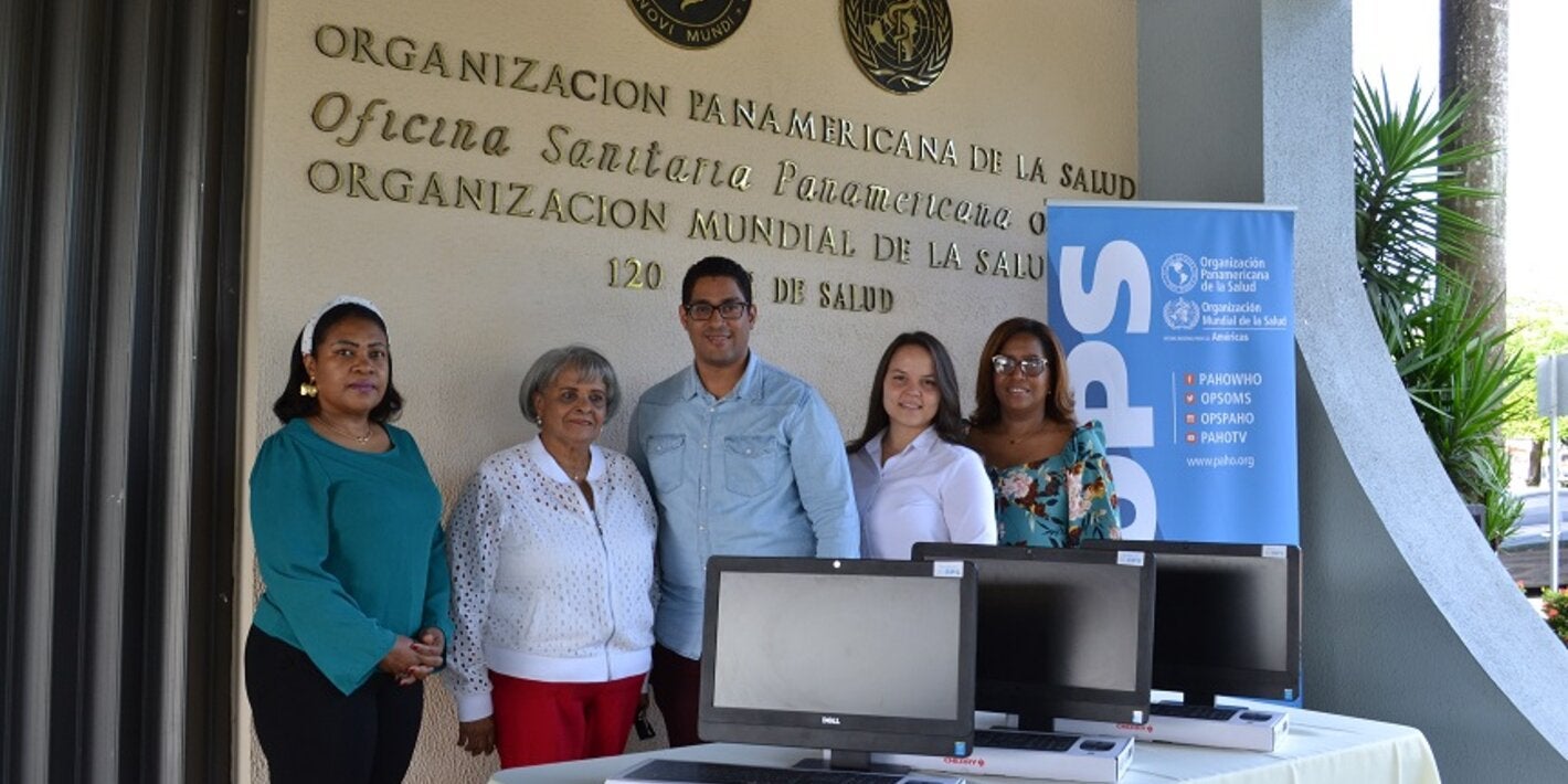 Autoridades durante la entrega.
