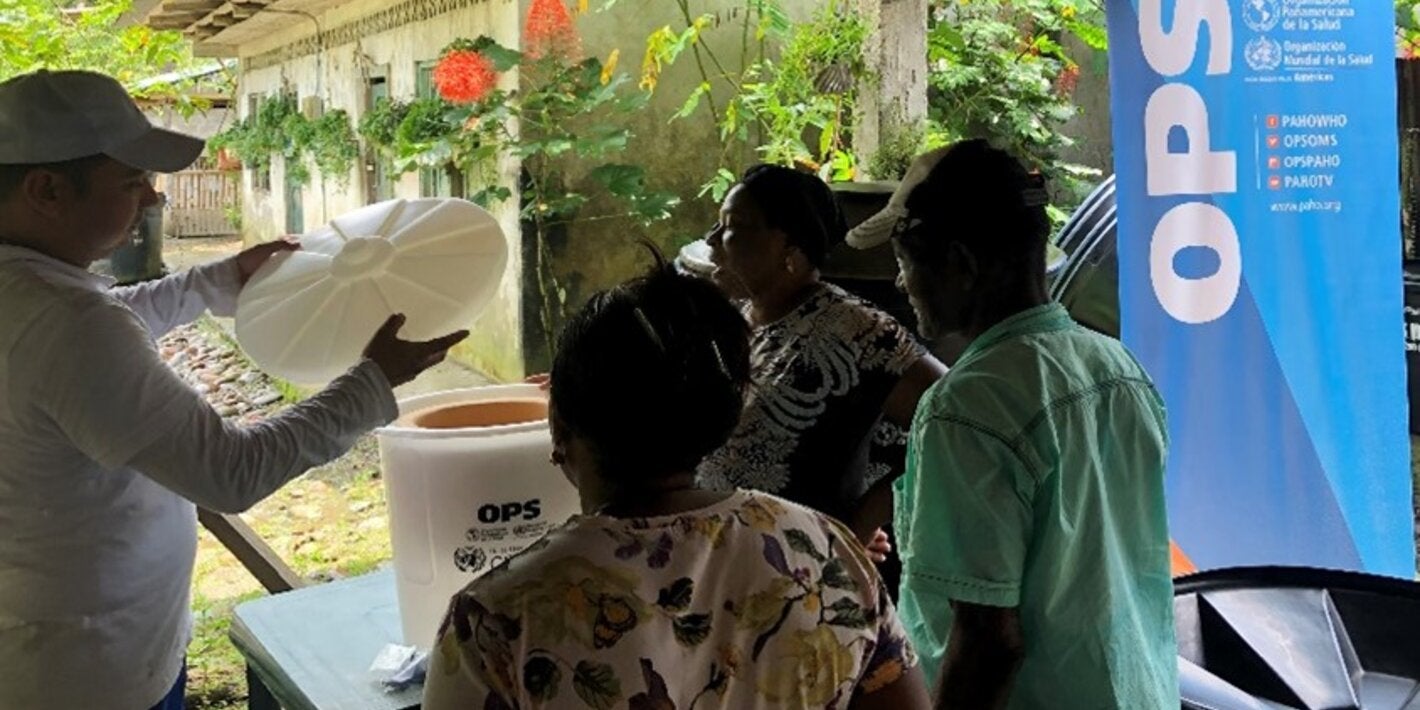 personas y logo de OPS