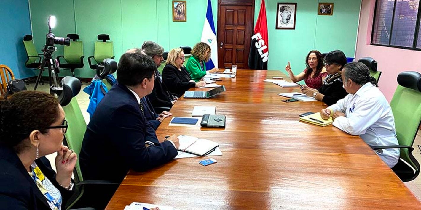 Misión CLAP sosteniendo reunión con MINSA