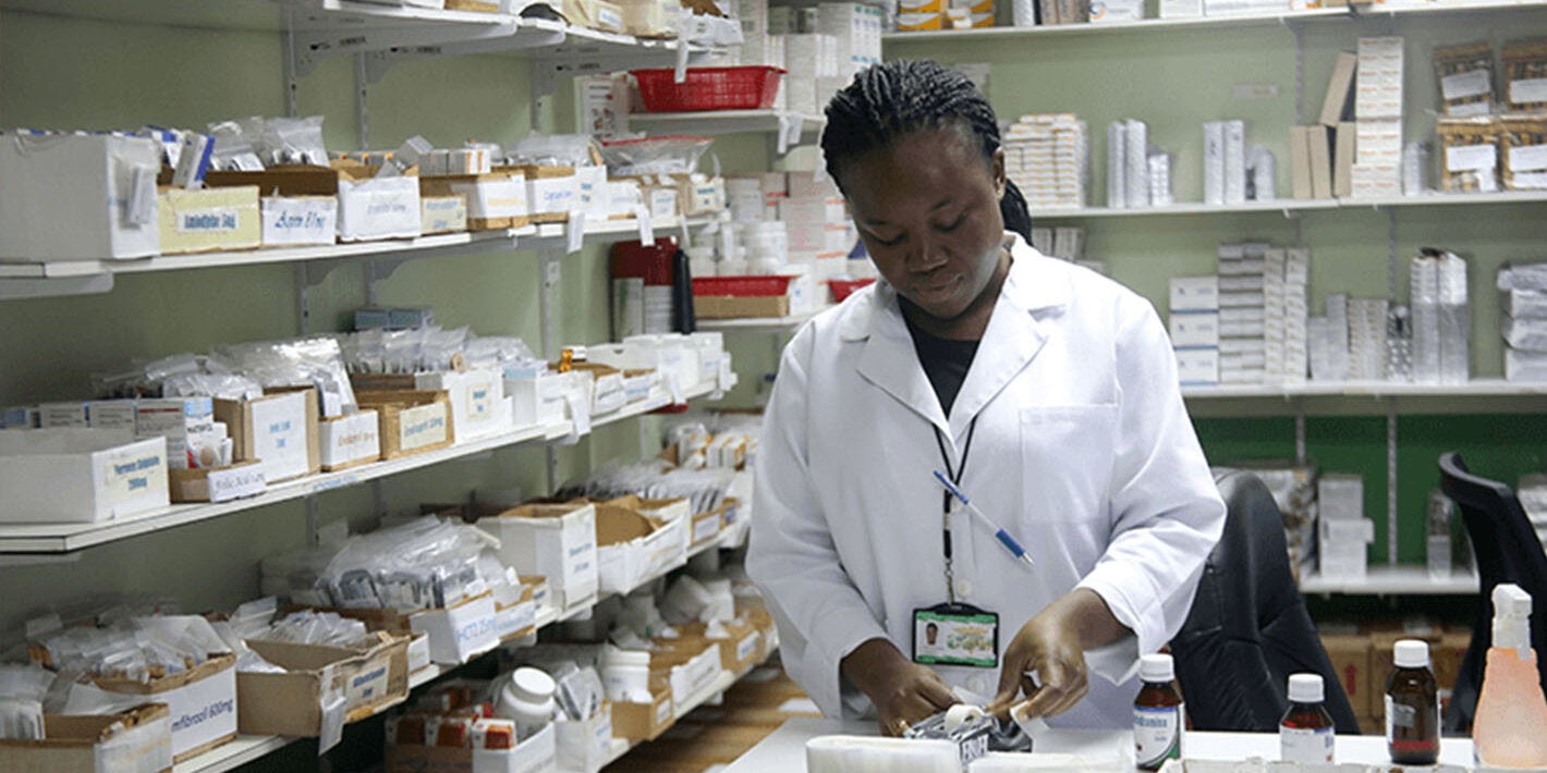 personal de farmacia en Belice