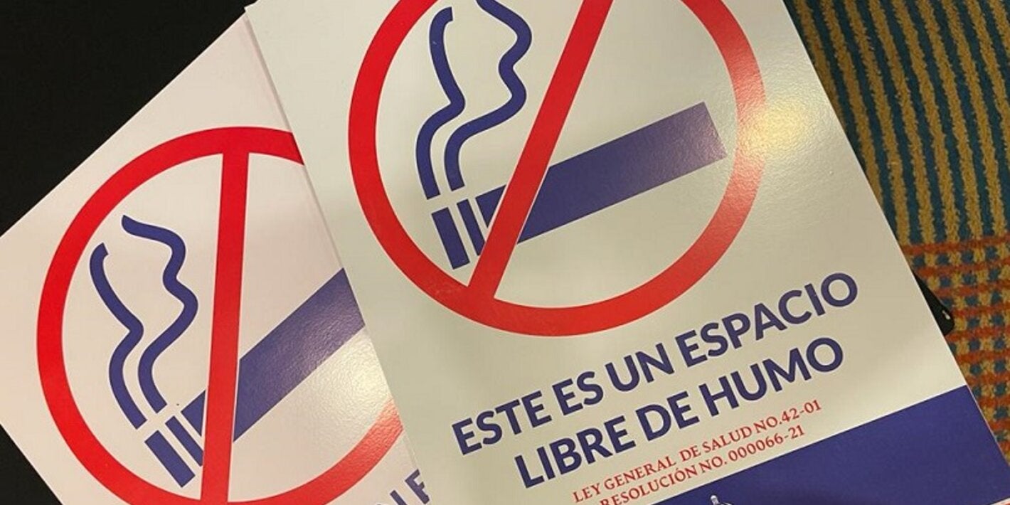 Afiches entregados por OPS a autoridades de salud.