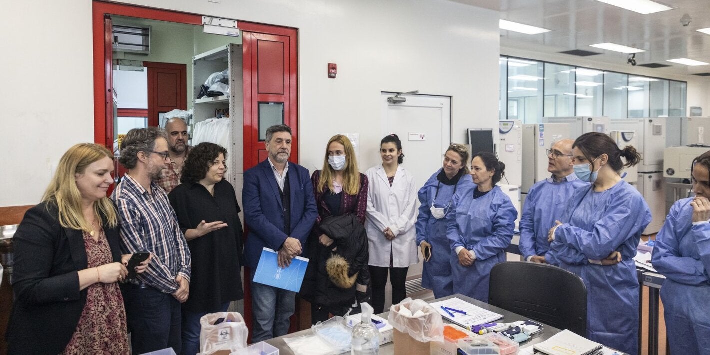 La representante de OPS/OMS en Argentina, Eva Jané Llopis, junto a la ministra de Salud, Carla Vizzotti, y referentes del INEI-ANLIS Malbrán durante la capacitación