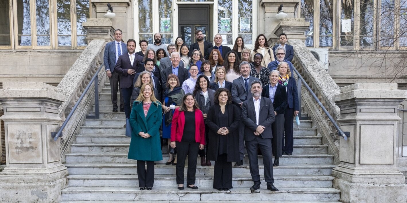 La representante de la OPS/OMS en Argentina, Eva Jané Llopis, junto a demás autoridades y referentes técnicos, en la reunión en el ANLIS-Malbrán. Foto: Gentileza ANLIS-Malbrán