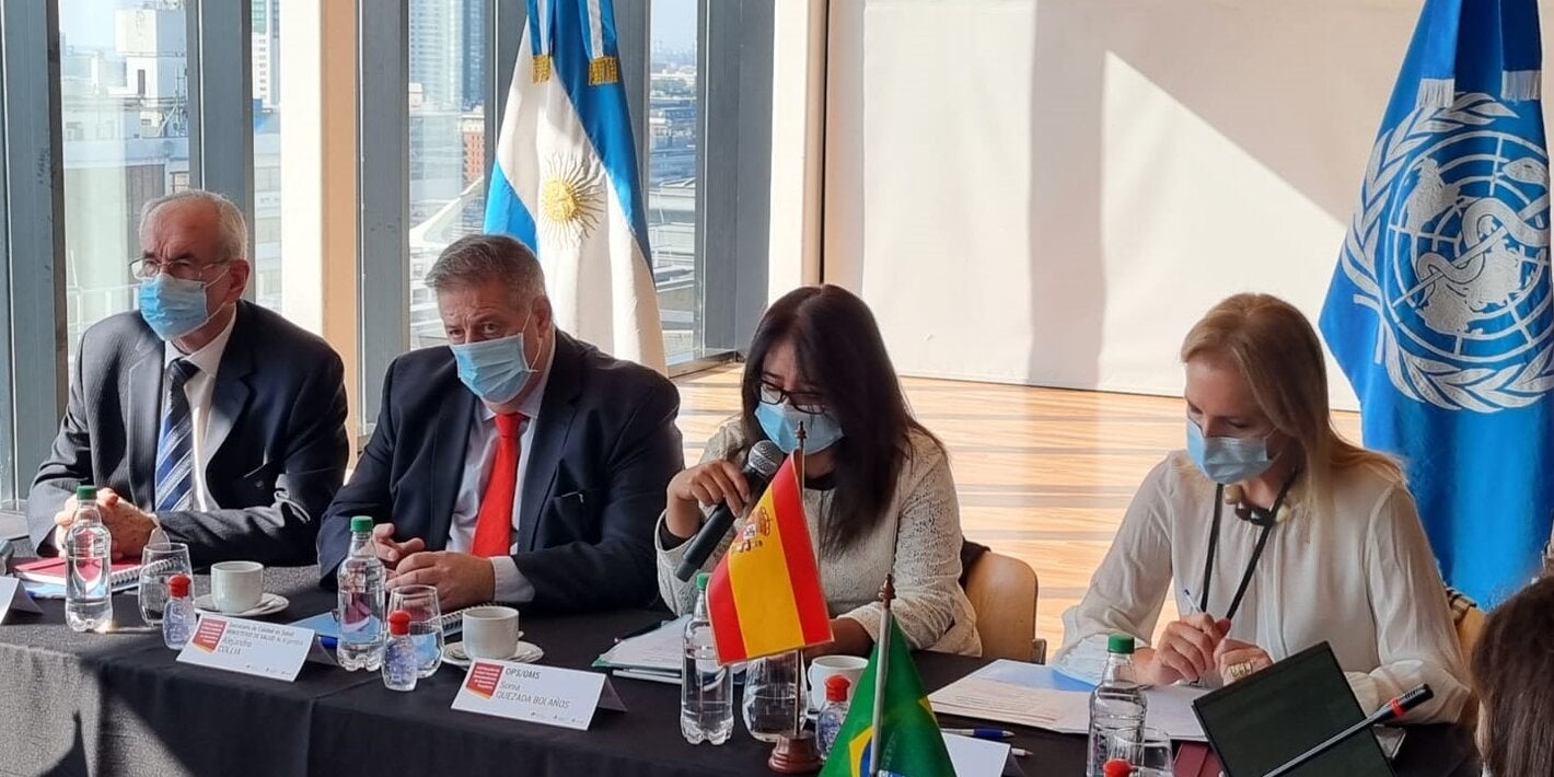 La consultora de Sistemas y Servicios de Salud de OPS en Argentina, Sonia Quezada Bolaños, junto a las demás autoridades durante la apertura de la sesión.