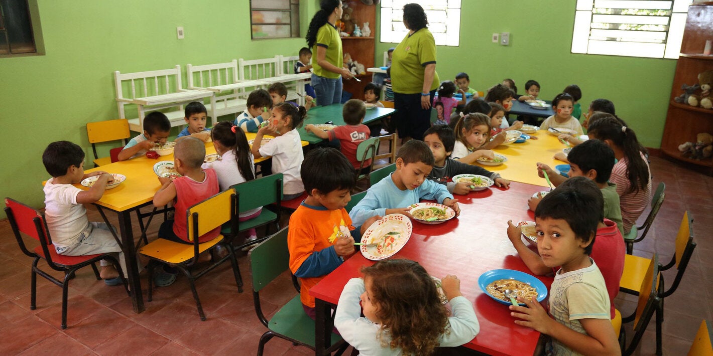 Crianças na hora da refeição em escola infantil