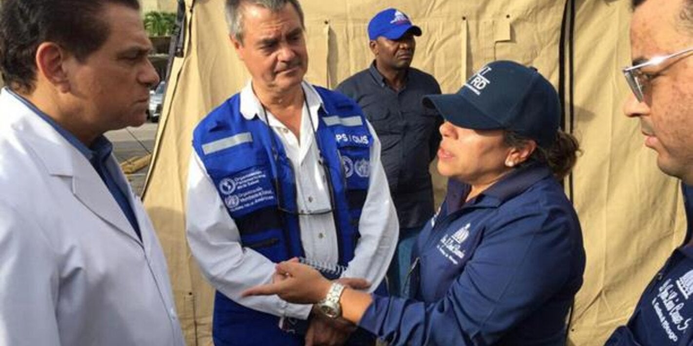 Representante de OPS junto a autoridades de salud.