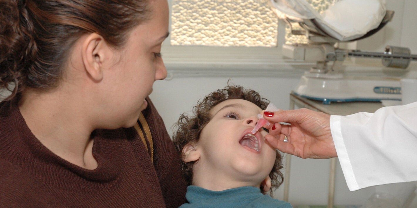 Menino recebe vacina contra a poliomielite