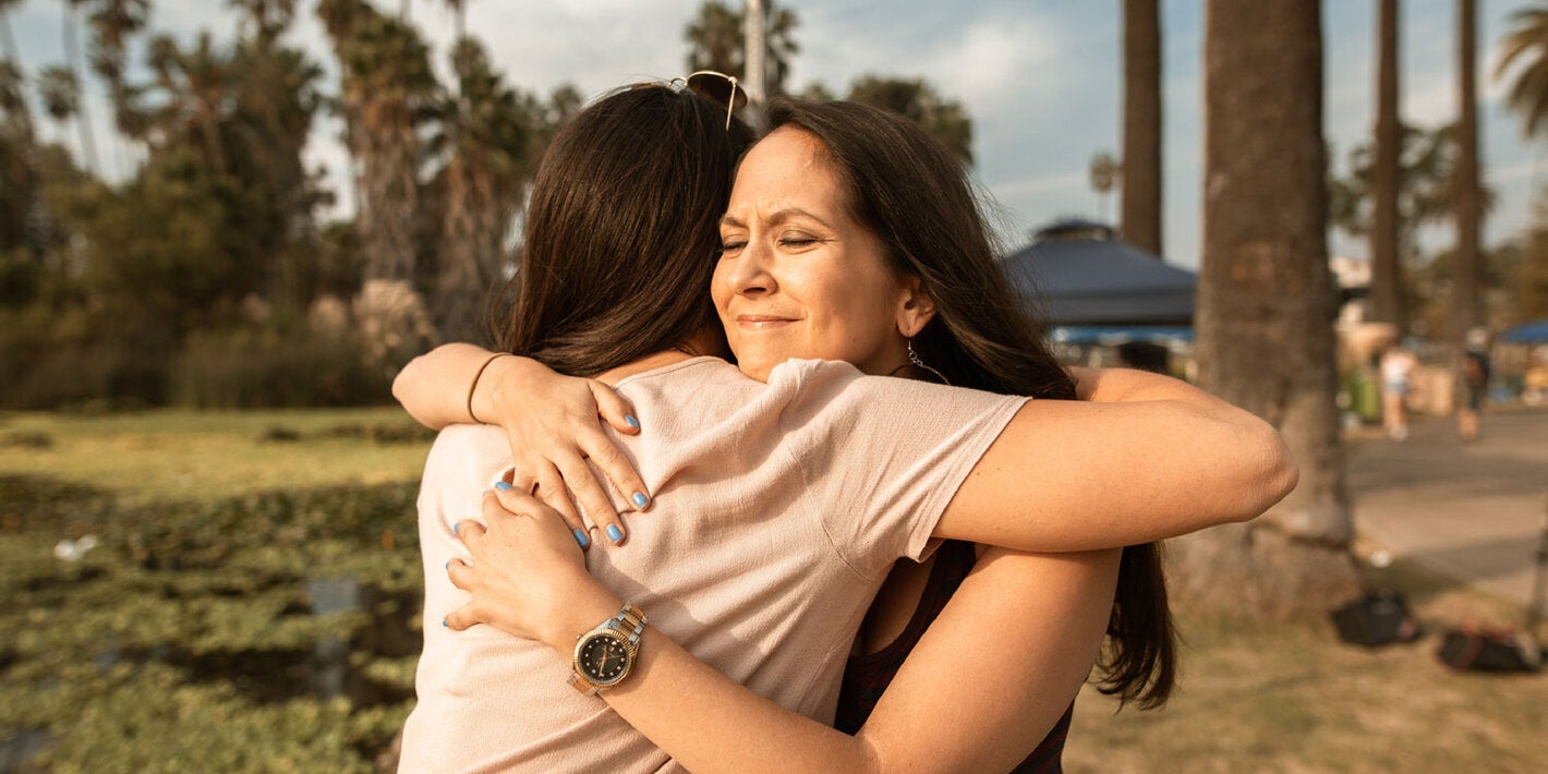 Dos mujeres de abrazas en señal de apoyo