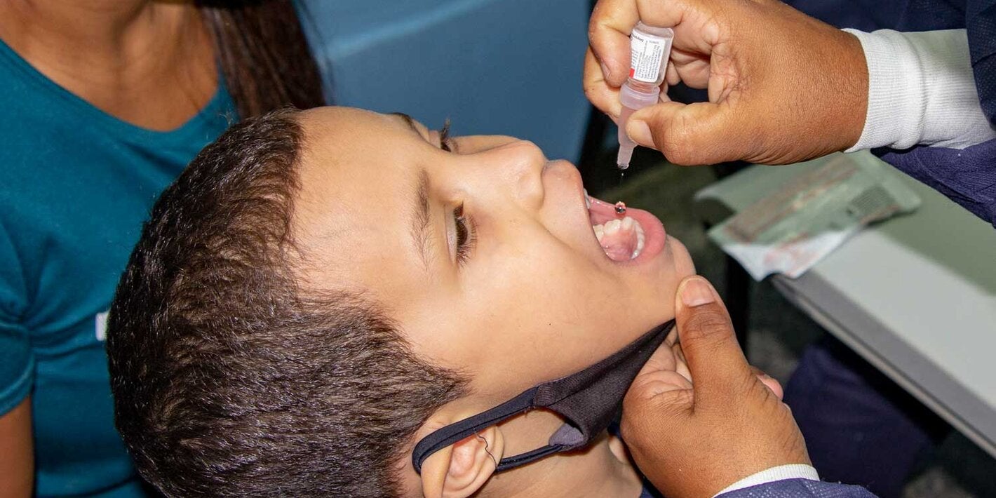 Menino recebendo a vacina