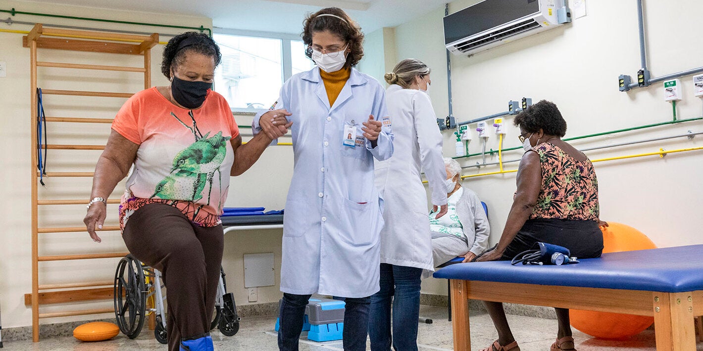 Pacientes fazem reabilitação em hospital no Brasil