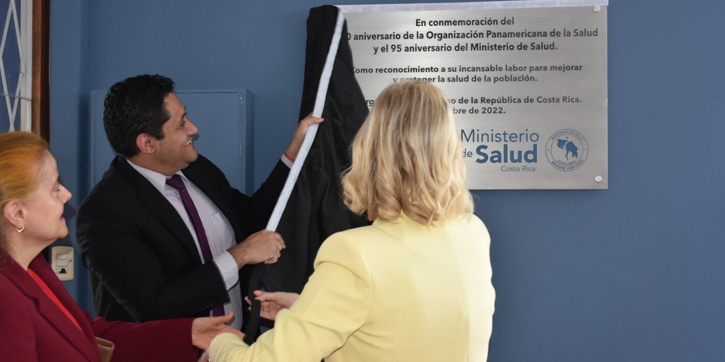 Autoridades develando placa