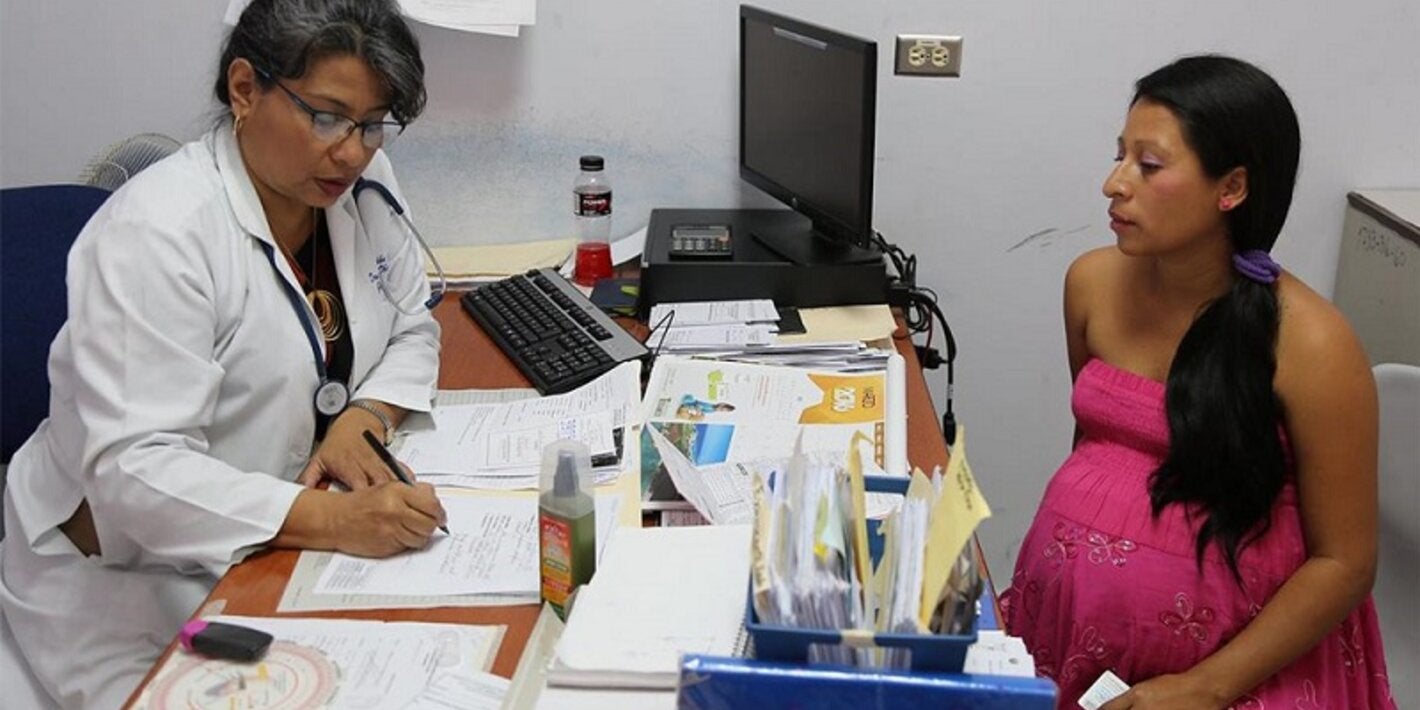 Mujer embarazada en consulta médica