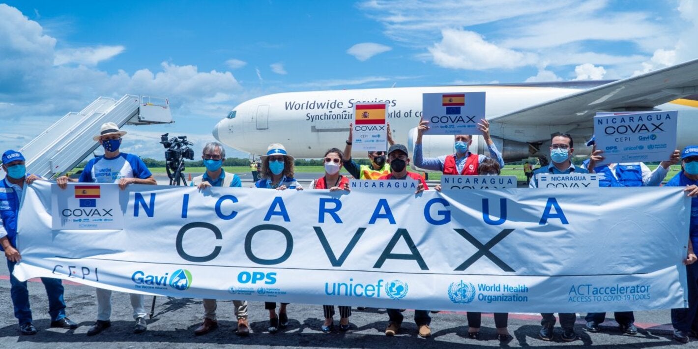 con banner en aeropuerto