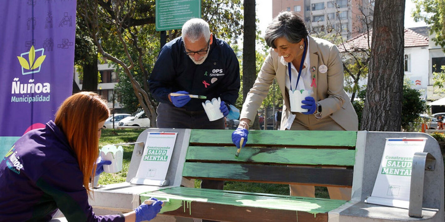 Con el objetivo de reducir el estigma y discriminación, autoridades sanitarias y de gobierno local pintan de verde las bancas ubicadas en la Plaza Ñuñoa y que promueven la conversación y el apoyo a personas con problemas de salud mental