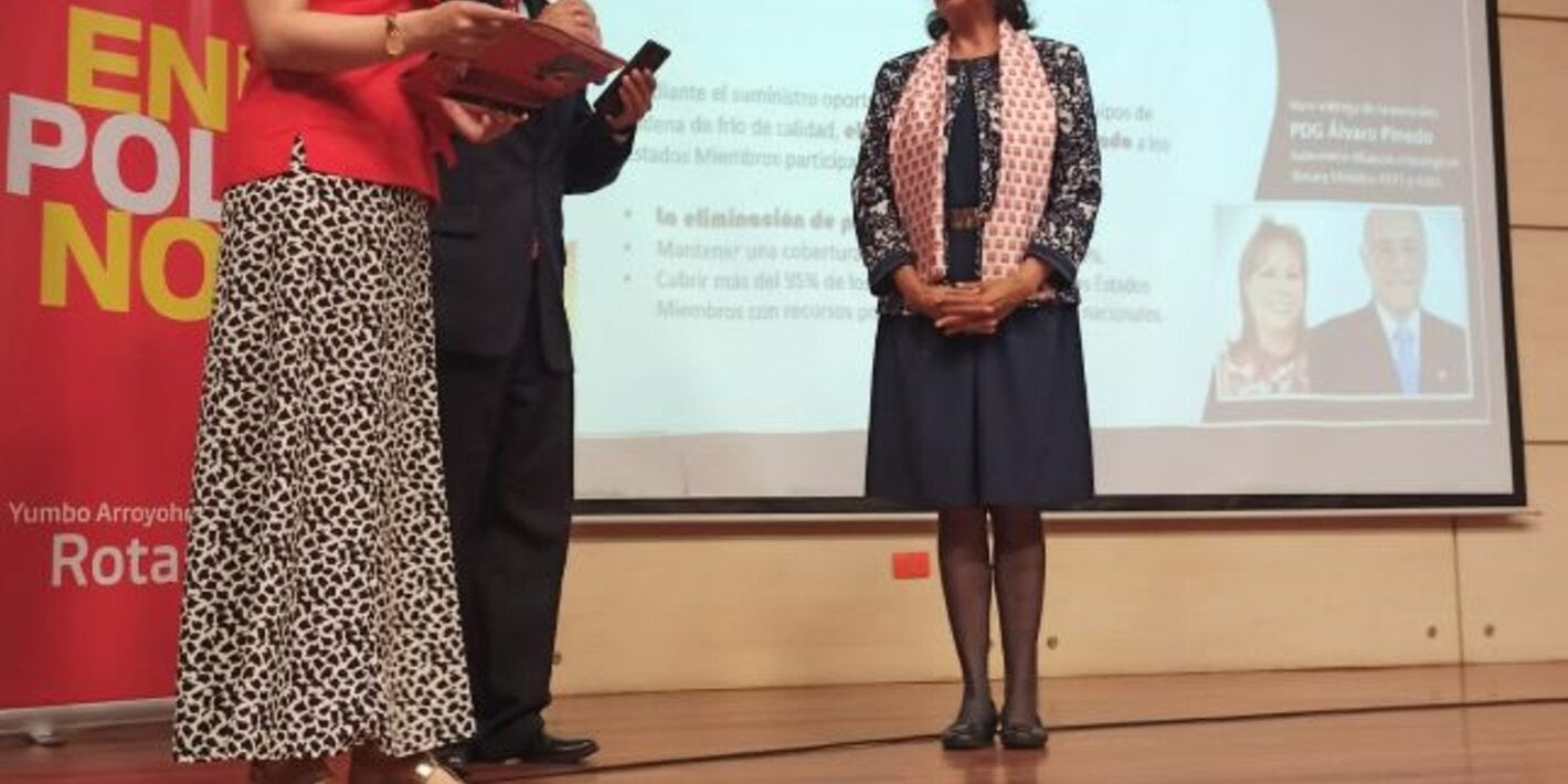 Dra. Tambini recibiendo premio