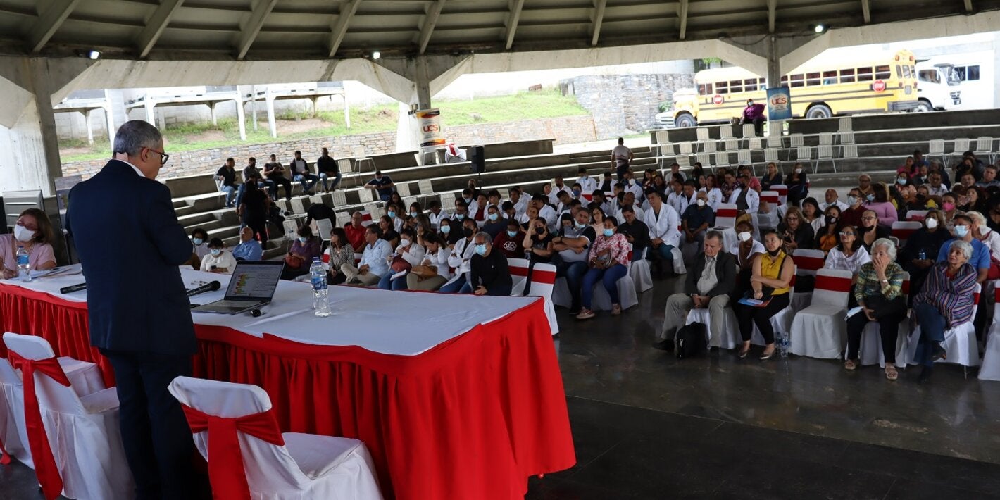 El Representante de la OPS en Venezuela, Cristián Morales, durante su intervención con motivo del octavo aniversario de la Universidad de Ciencias de la Salud Hugo Chávez Frías