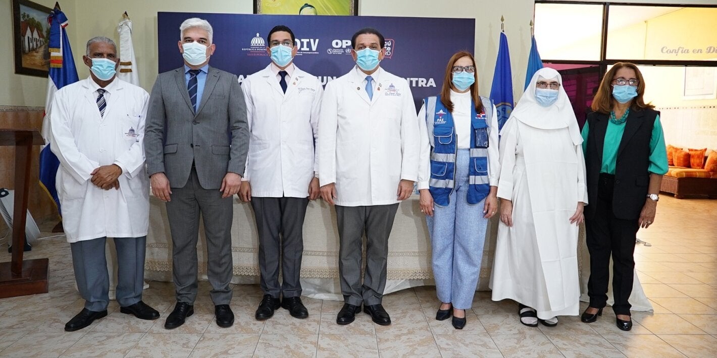 Autoridades durante el lanzamiento.