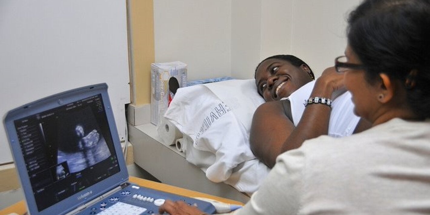 Mujer embarazada sonriendo durante ecografía