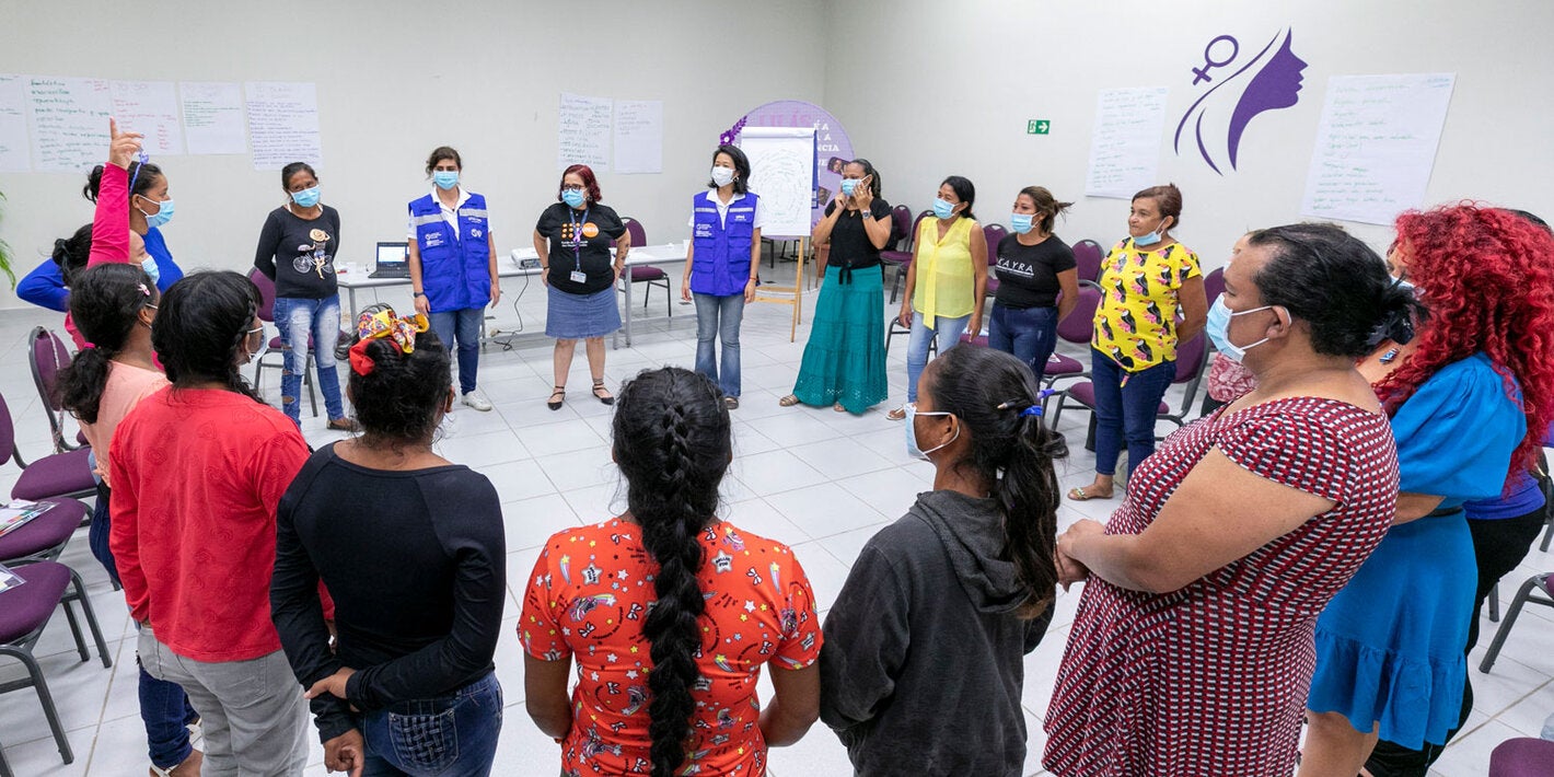 Mulheres em círculo durante a capacitação